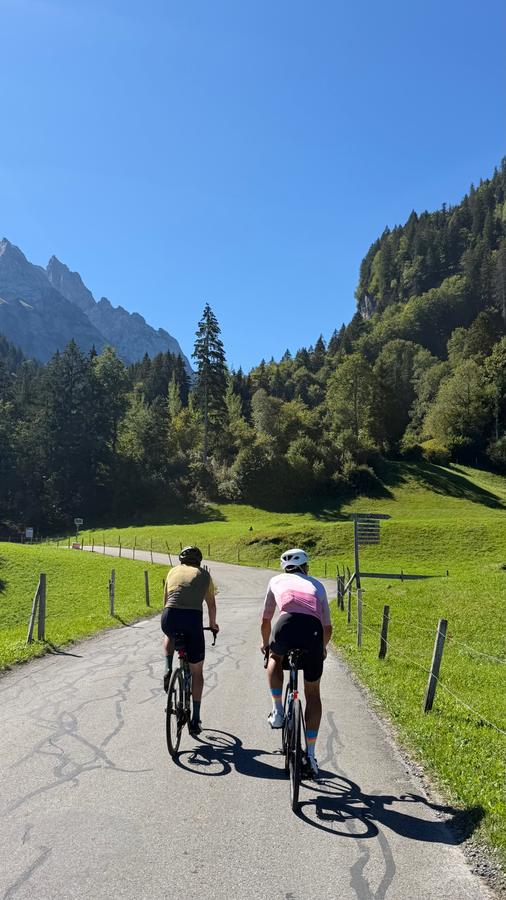 Two riders side by side on the climb from Meiringen