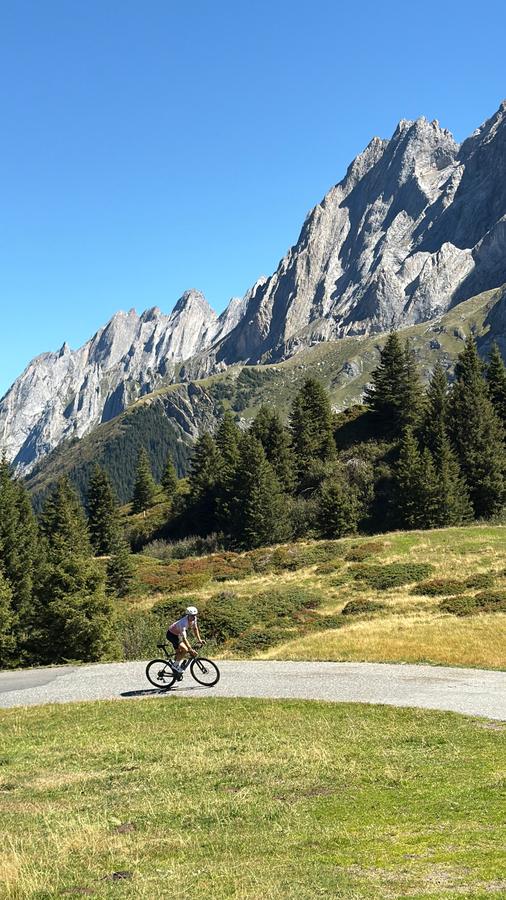 A rider on the last bend below the peaks of Grosse Scheidegg